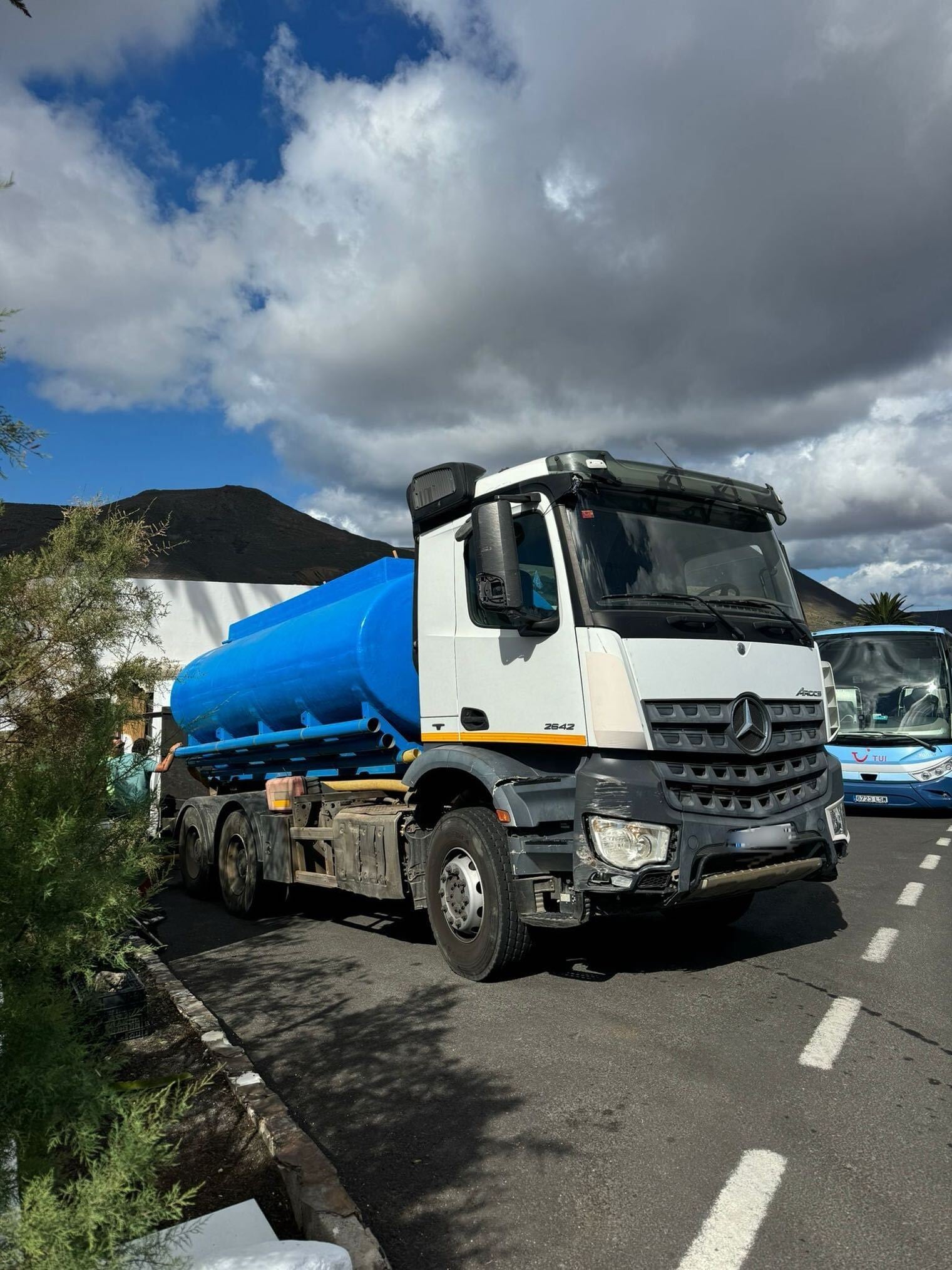 Camión cisterna transportando agua.