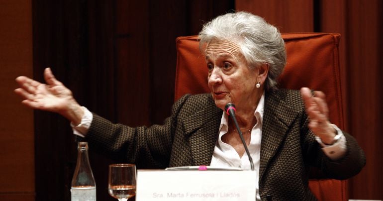 Marta Ferrusola gesticula durante su comparecencia en la comisión de investigación en el Parlamento catalán el 23 de febrero de 2015.