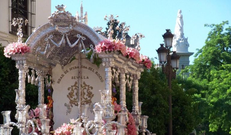 Imagen de archivo de la carreta de la Hermandad de Sevilla camino de la Plaza del Triunfo