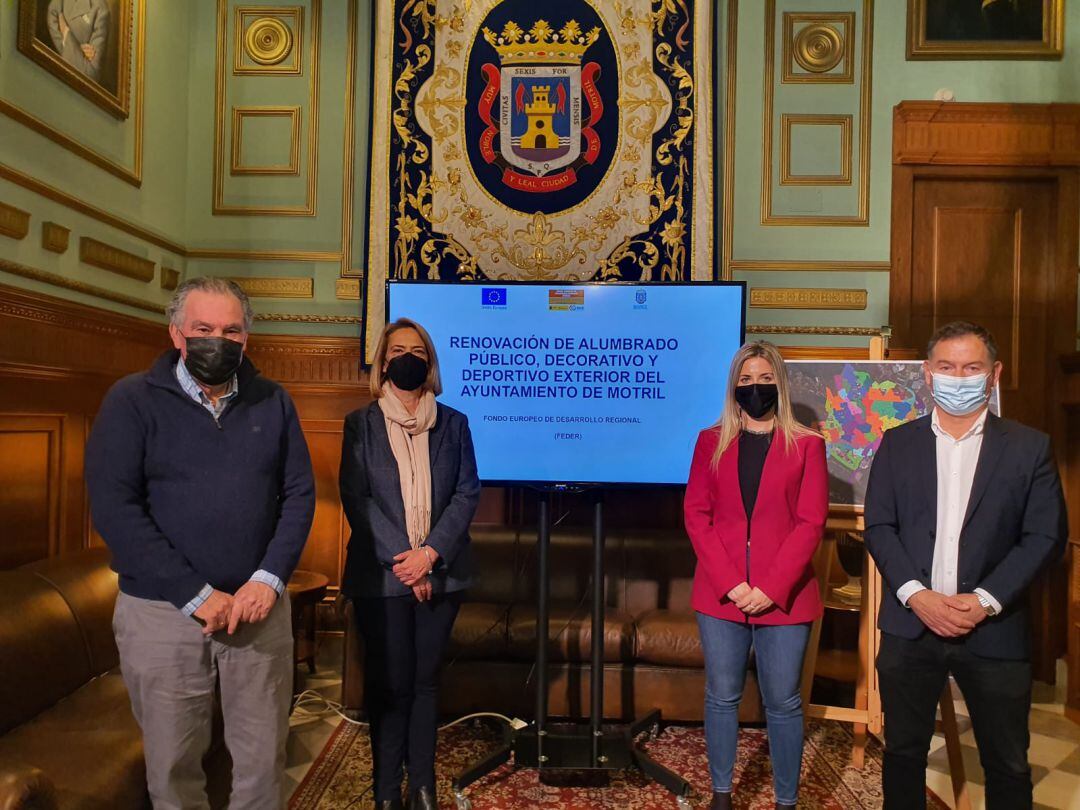 La alcaldesa de Motril, Luisa García Chamorro, junto a los concejales Antonio Escámez, José Lemos y Débora Juárez durante la presentación del plan de renovación del alumbrado público y deportivo de Motril