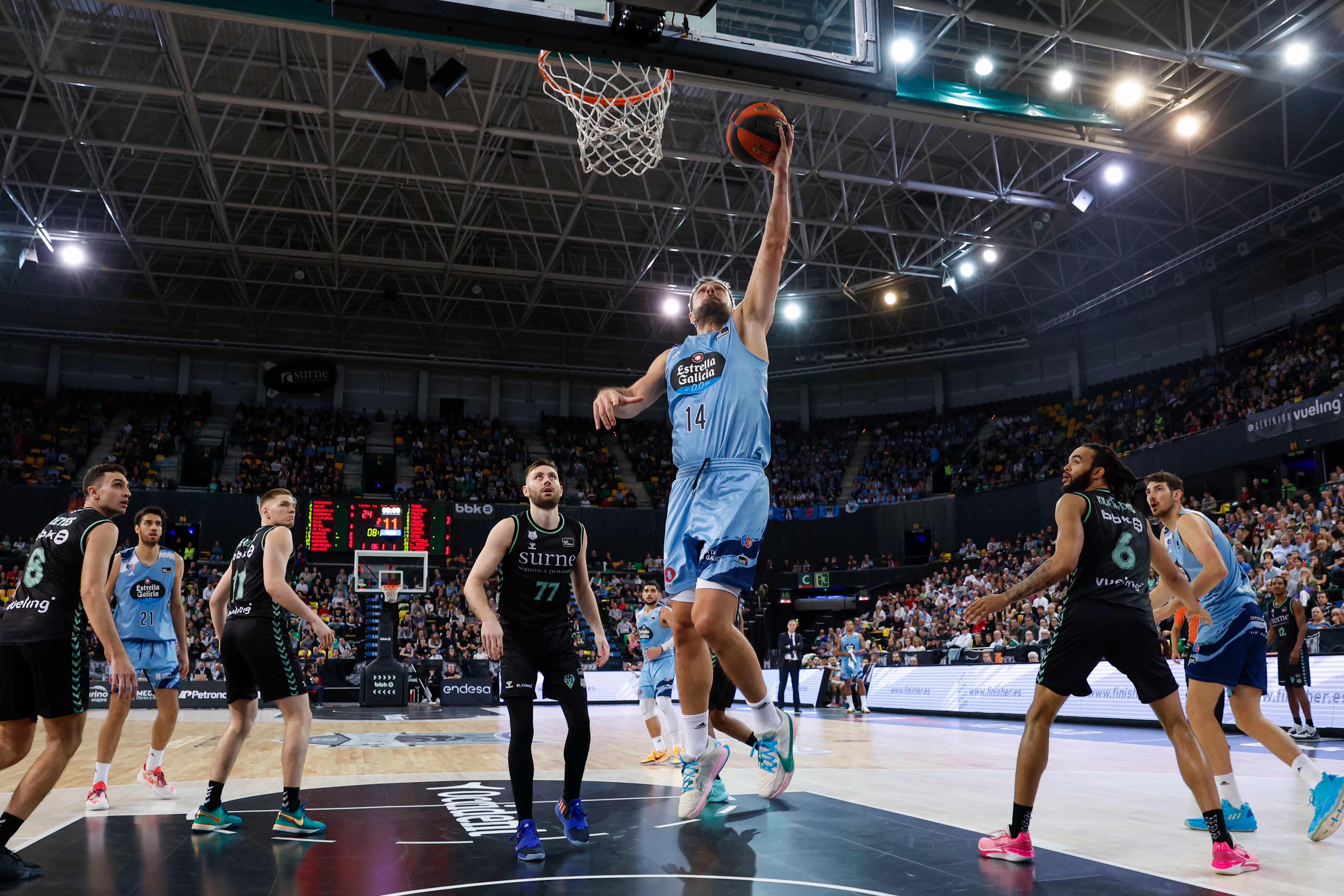 El escolta del Río Breogan, Albert Ventura encesta ante los jugadores del Bilbao Basket durante el partido de Liga Endesa que disputan este sábado en el Bilbao Arena. EFE/  Miguel Toña