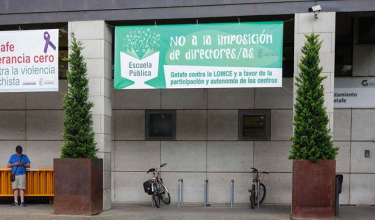 Pancarta en apoyo de los colegios públicos