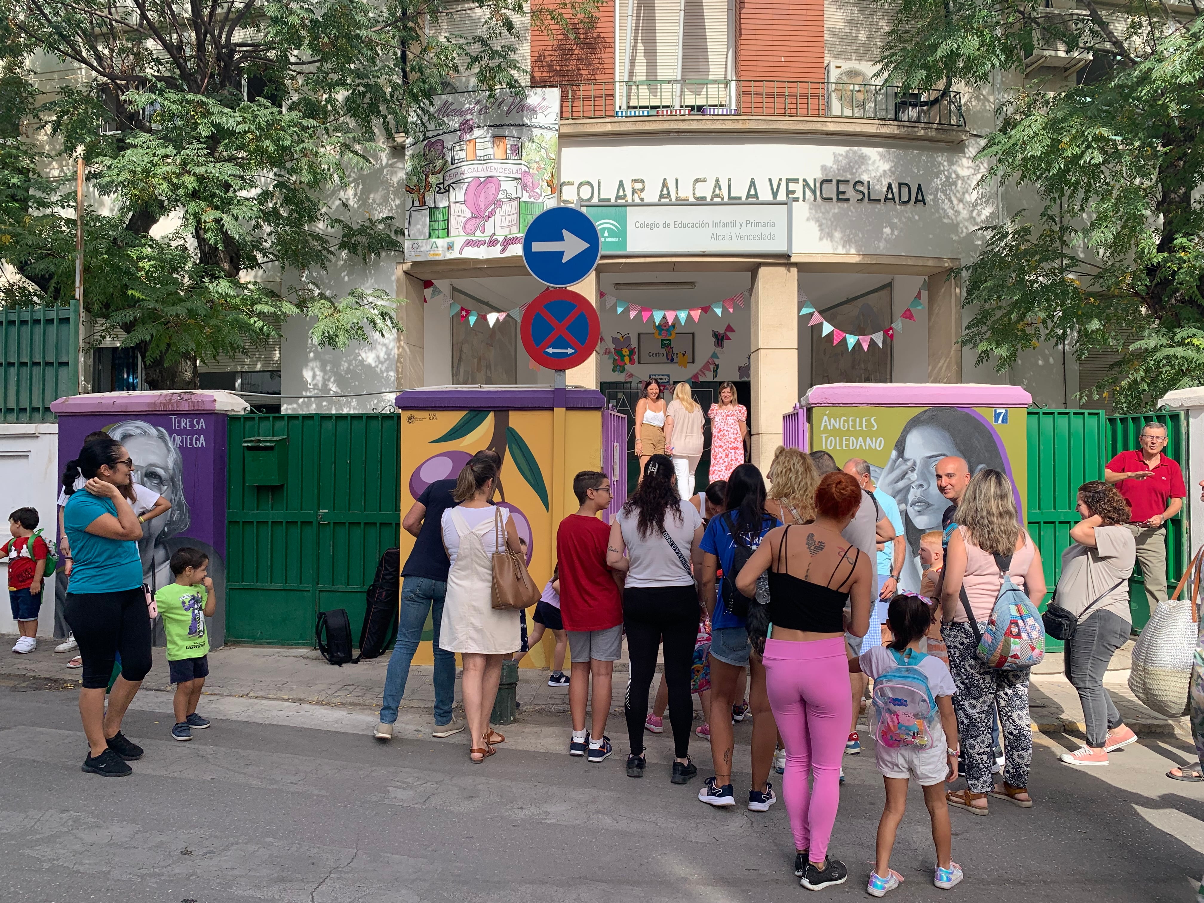 Padres y madres a las puertas del colegio &#039;Alcalá Venceslada&#039; durante el primer día de clase.