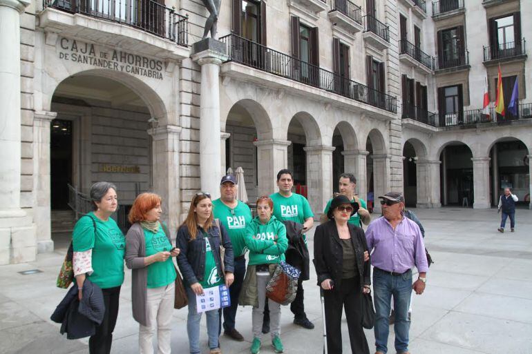 Miembros de la plataforma se han concentrado frente a la sede de Liberbank, en la Plaza Porticada de Santander