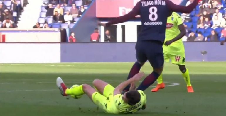 Thiago Motta y su bestal falta Romain Thomas, del Angers