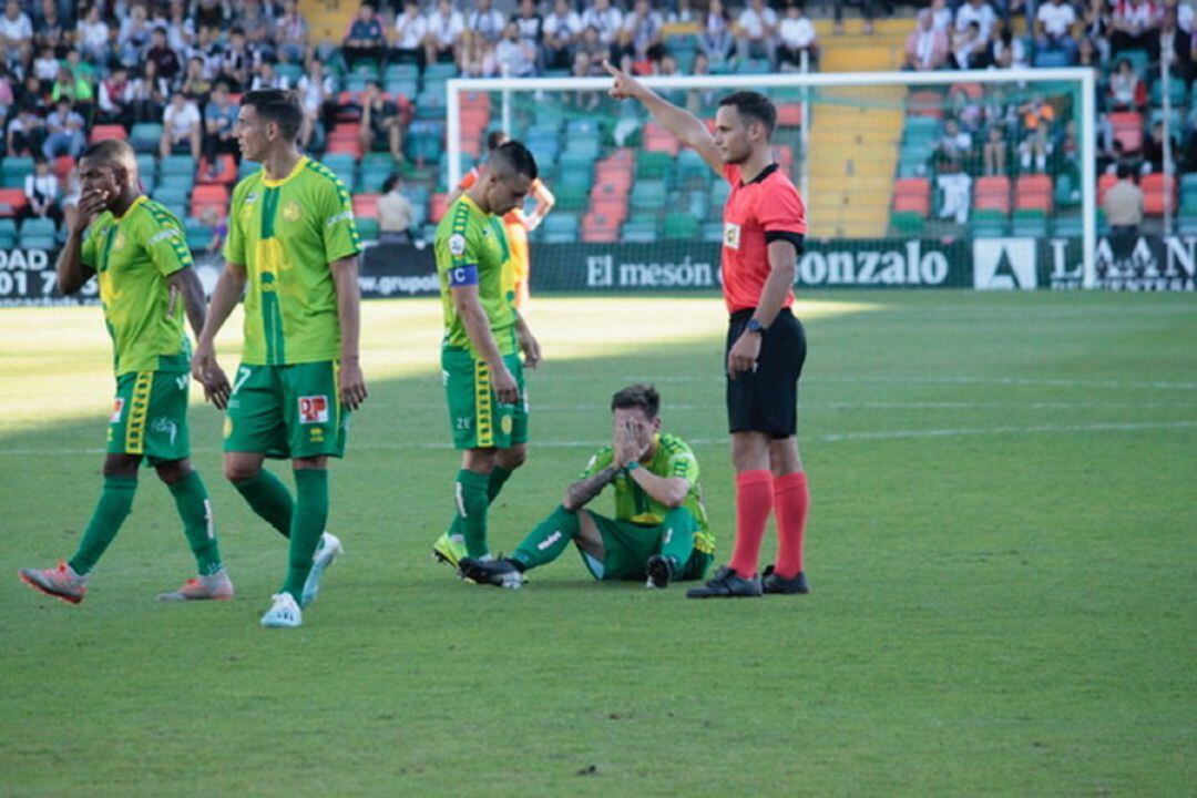 Los jugadores de Unionistas se lamentan en el Helmántico después del codazo a Álvaro Romero.