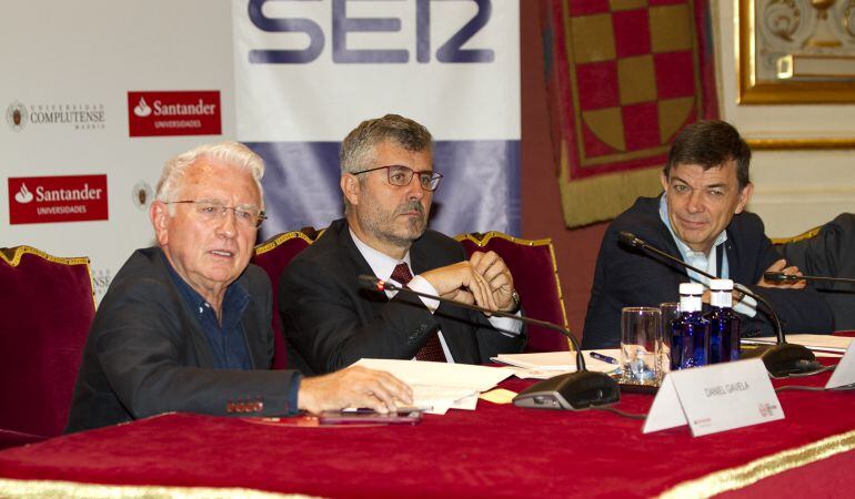 De izquierda a derecha, Daniel Gavela, director general de la Cadena SER; Miguel Angel Oliver, secretario de Estado de Comunicación y Carlos Andradas, rector de la Universidad Complutense de Madrid