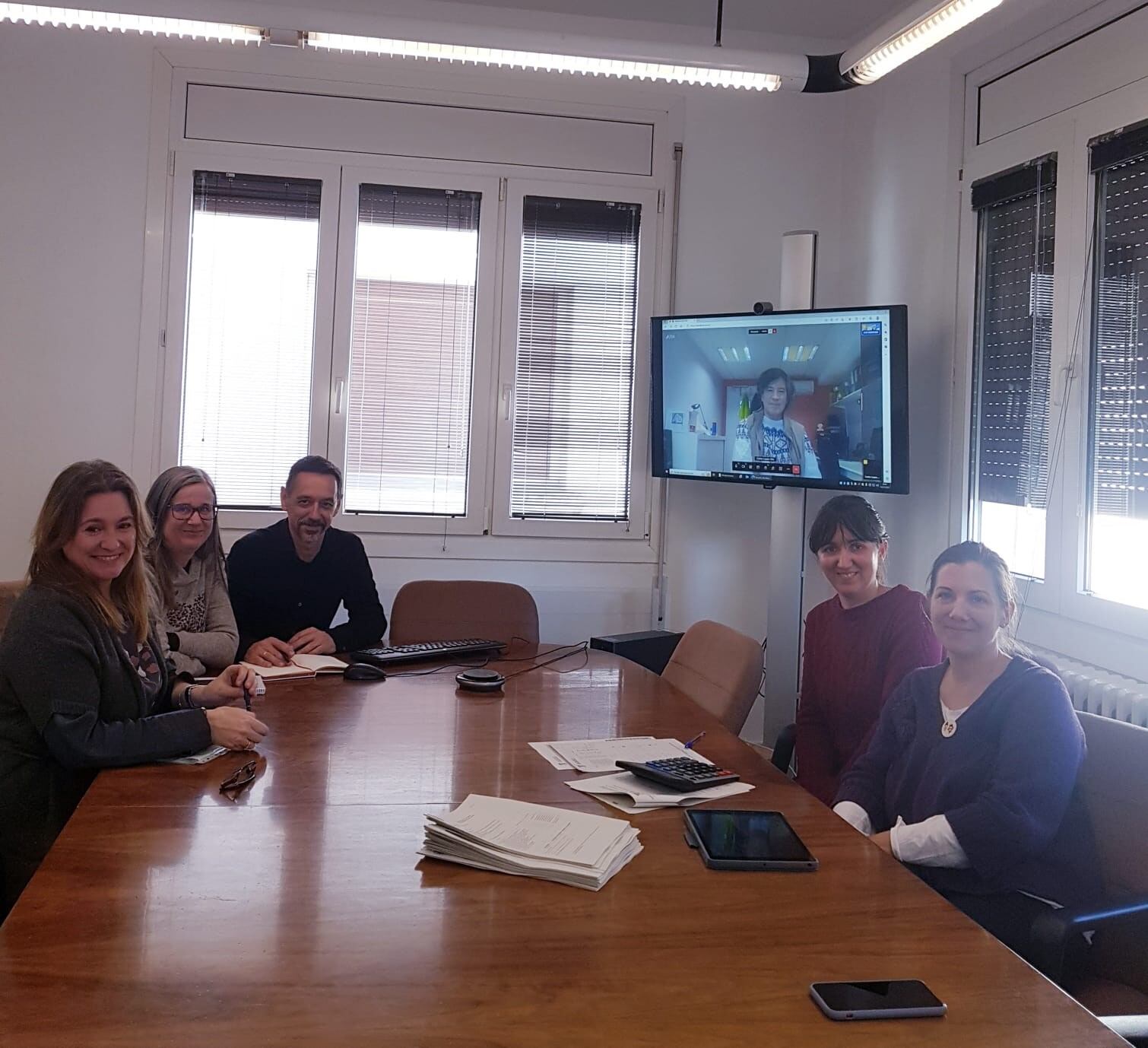 Reunión del jurado de las becas López Otín, en Sabiñánigo, en 2022. Con el investigador Carlos López Otín por videoconferencia