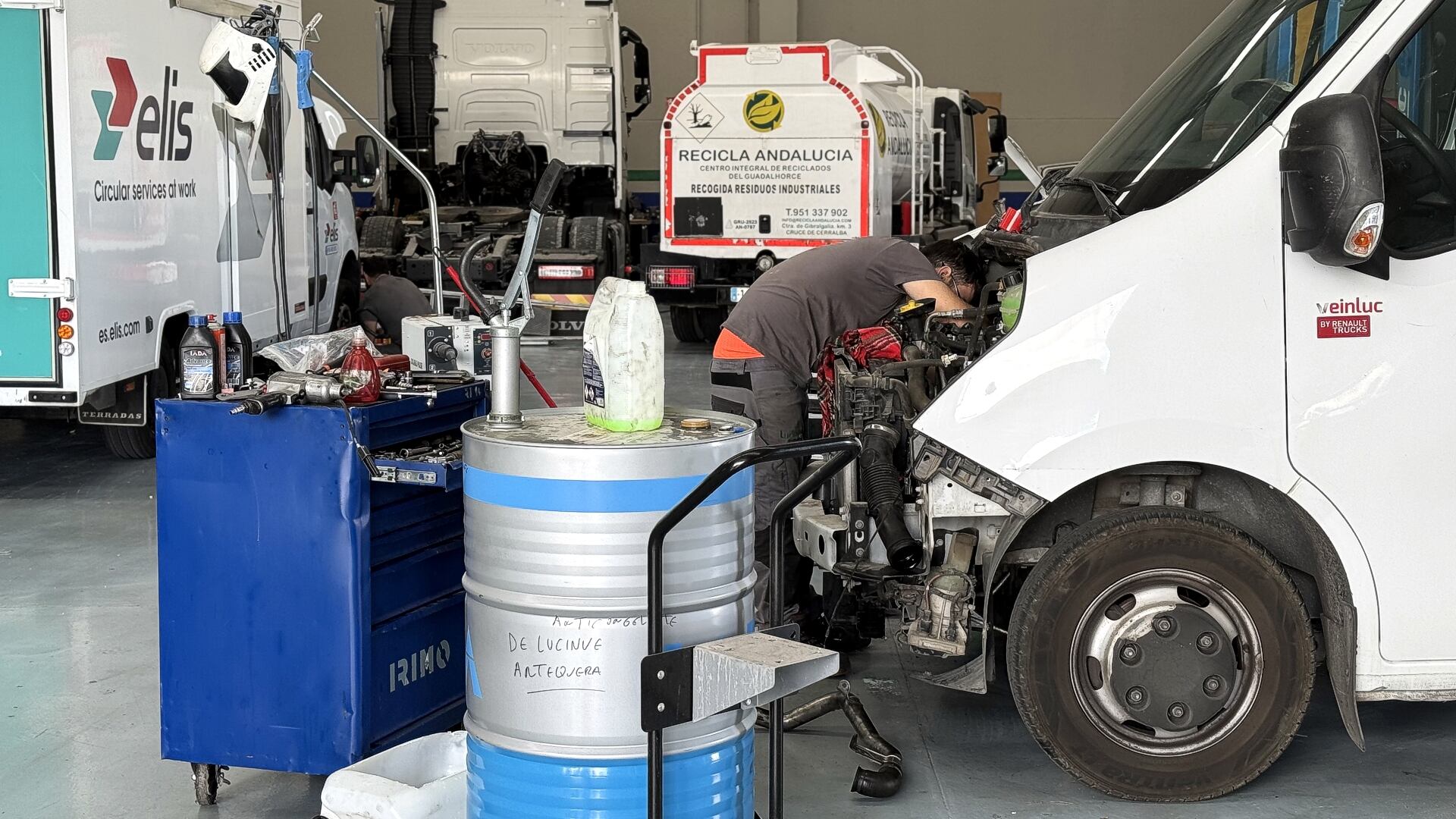 Mecánico trabajando en un taller de Antequera