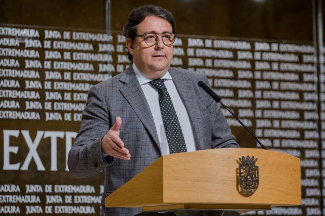 El vicepresidente segundo y consejero de sanidad, José María Vergeles, durante su comparecencia