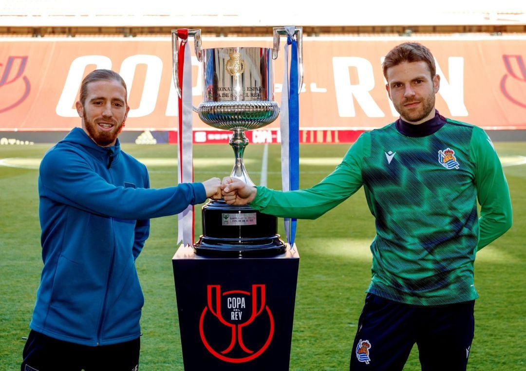 Los capitanes del Athletic Club, Iker Muniain, y de la Real Sociedad, Asier Illarramendi (d), posan ante el trofeo en la jornada previa a la final de la Copa del Rey correspondiente al año 2020 que disputarán mañana en el estadio de La Cartuja, en Sevilla