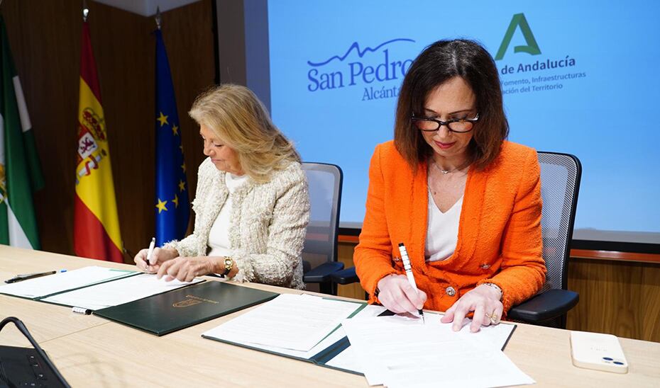 La acaldesa de Marbella, Ángeles Muñoz, y la consejera de Fomento, durante la firma del convenio.