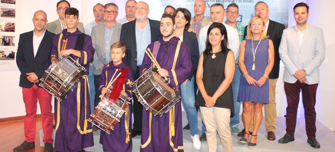 Presentación de las tamboradas en el estand de la Junta en la Feria