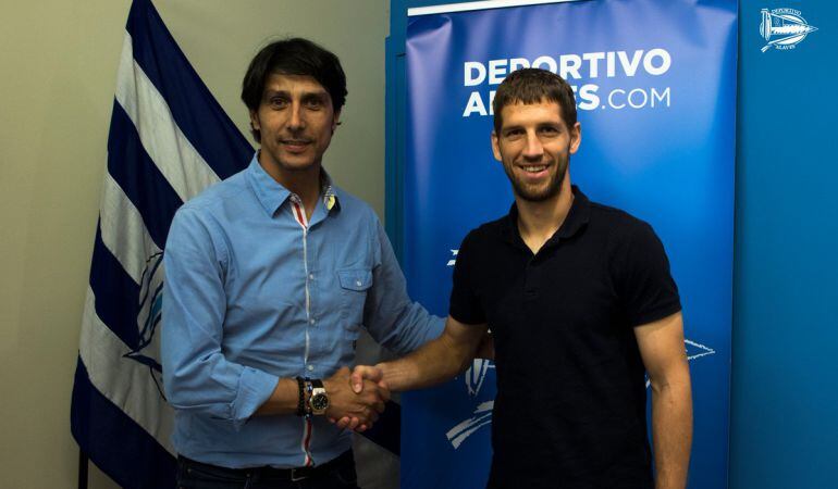 El director deportivo, Sergio Fernández, junto a la última incorporación, Darko Brasanac.