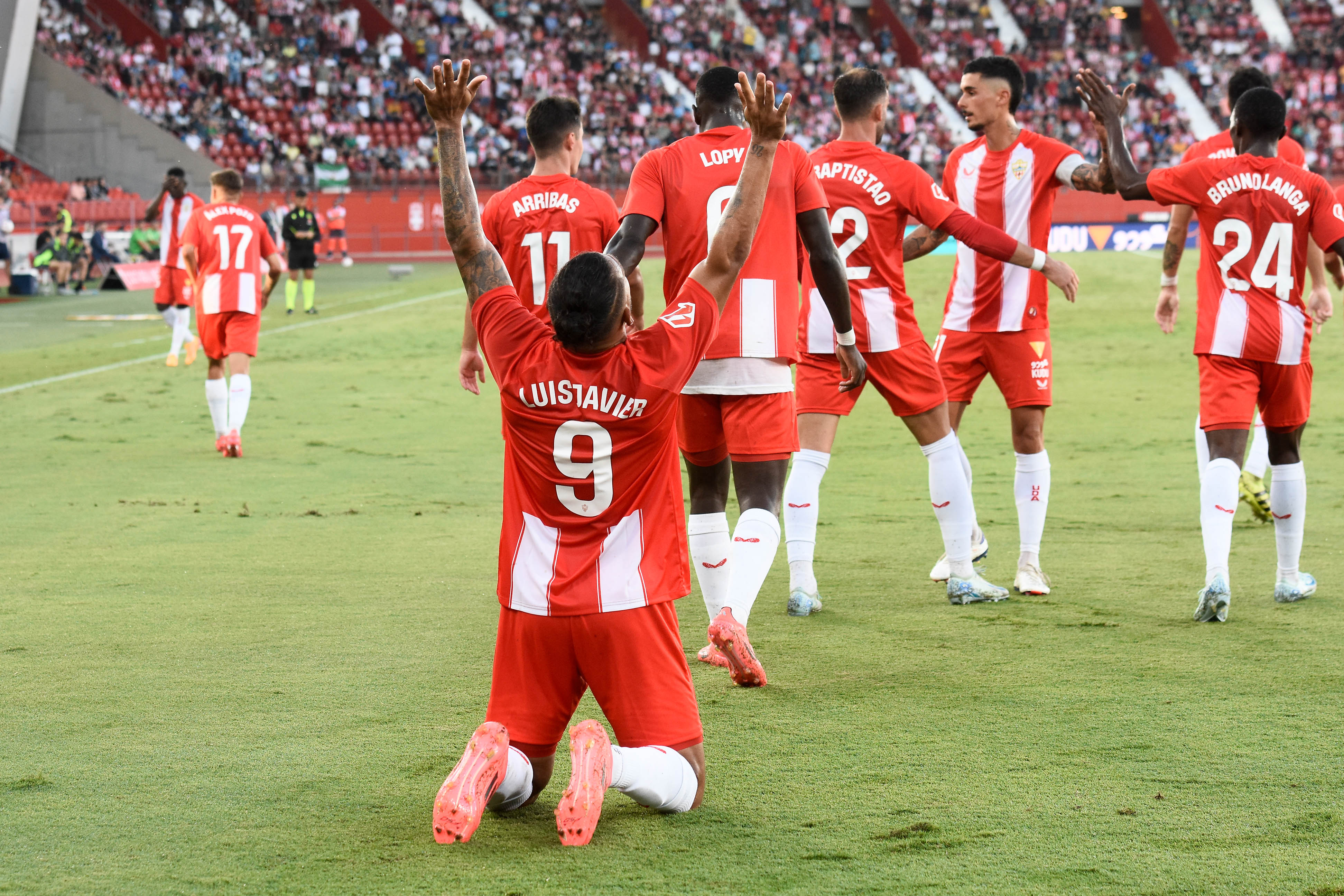 Agradecido a Dios en la celebración del gol del Burgos.