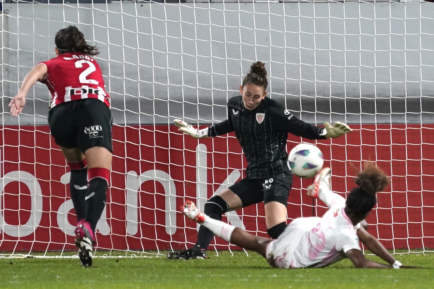 La portera del Athletic Club, Adriana Nanclares, en una acción del partido ante el Madrid CFF