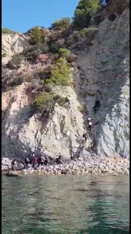 Un testigo graba la llegada de los migrantes