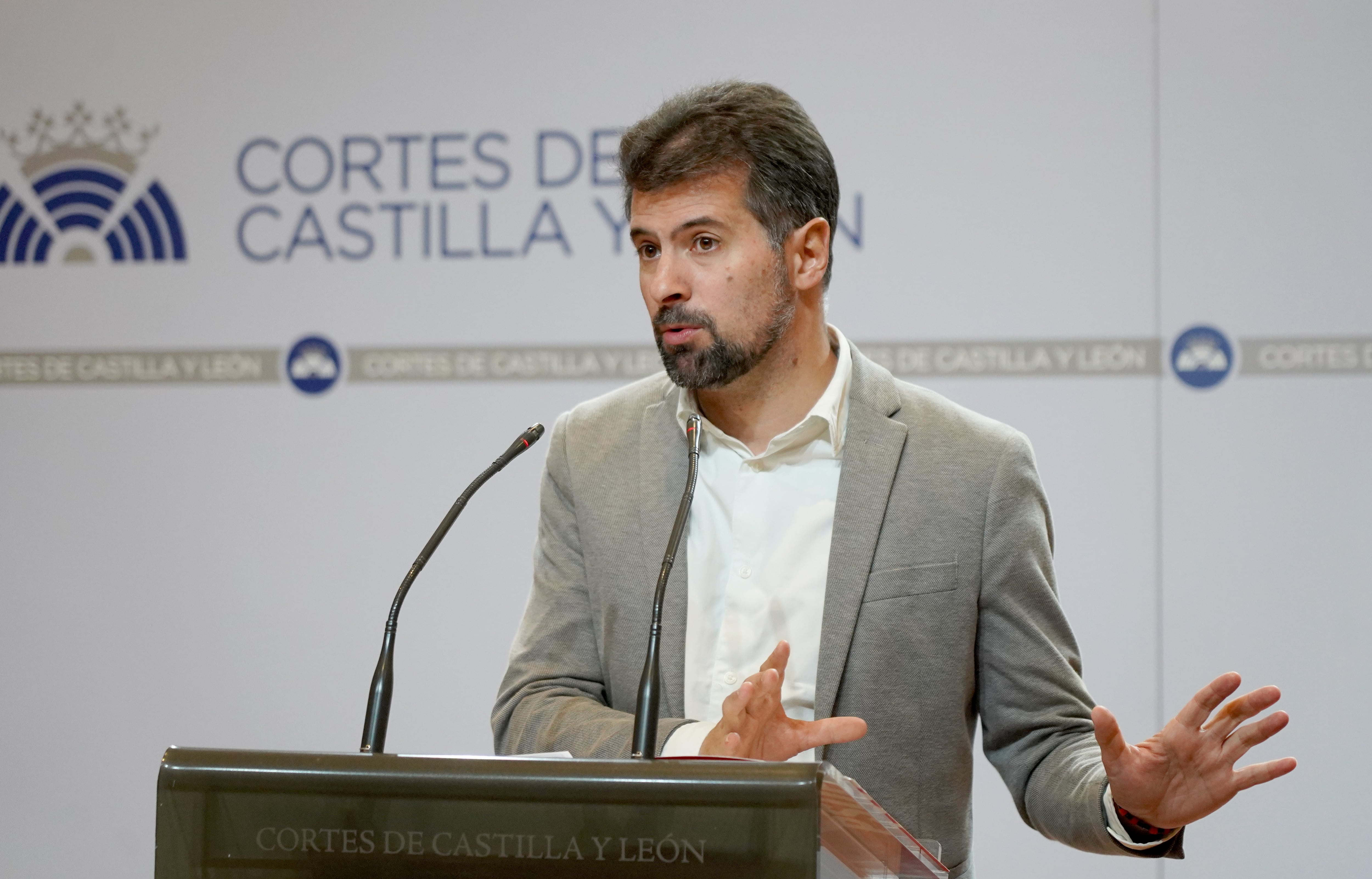 El secretario general del PSOECyL y portavoz en las Cortes, Luis Tudanca, atiende a los medios después de reunirse con los secretarios generales de CCCOO, Vicente Andrés, y UGT, Faustino Temprano.