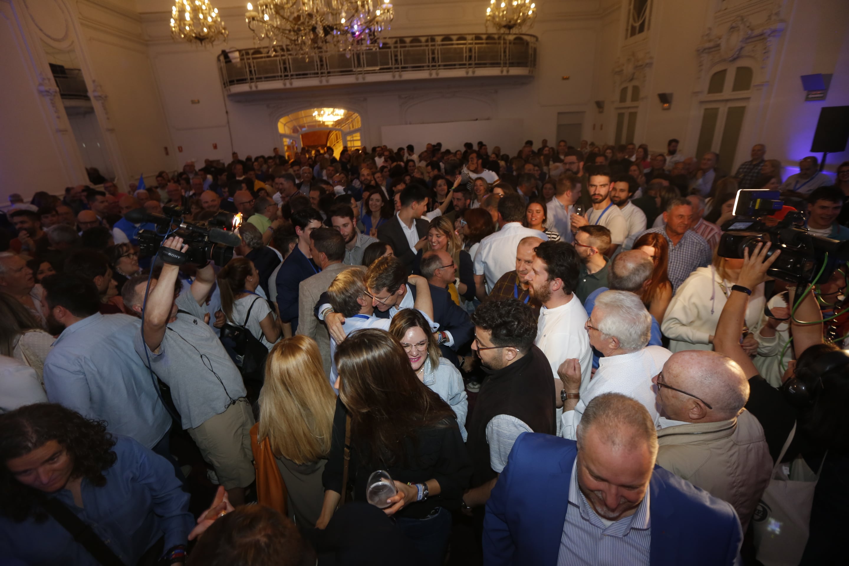 Fiesta en el Círculo Logroñés con la victoria del Partido Popular de La Rioja