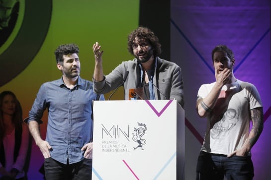 El grupo Izal recoge el premio &quot;A la canción del año&quot; durante la octava edición de los Premios MIN que concede la industria musical independiente