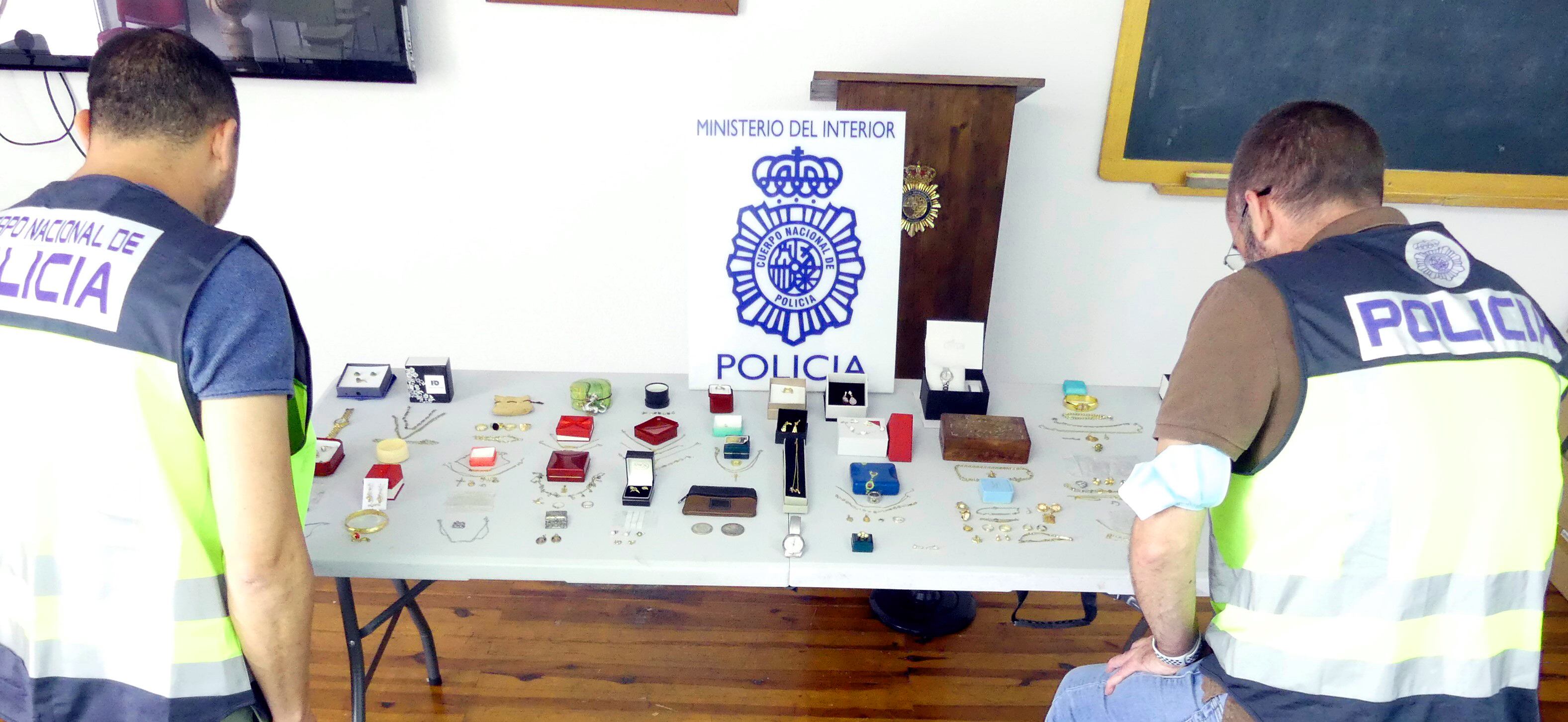 Policía Nacional de Elda-Petrer con parte de las joyas sustraídas
