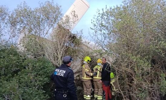 Bombers i Policia Local de Maó van intervenir per a rescatar les persones que eren dins l'avioneta que es va estavellar a l'Aeroclub.