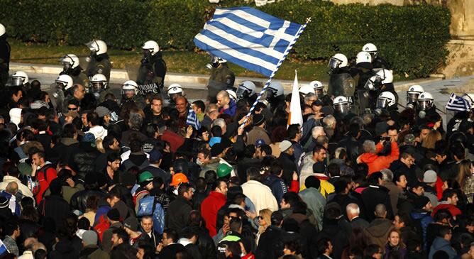 Manifestantes griegos protestan ante el Parlamento frente al cordón policial