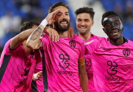 El centrocampista del Levante José Luis Morales (i) celebra tras marcar el primer gol ante el Leganés.