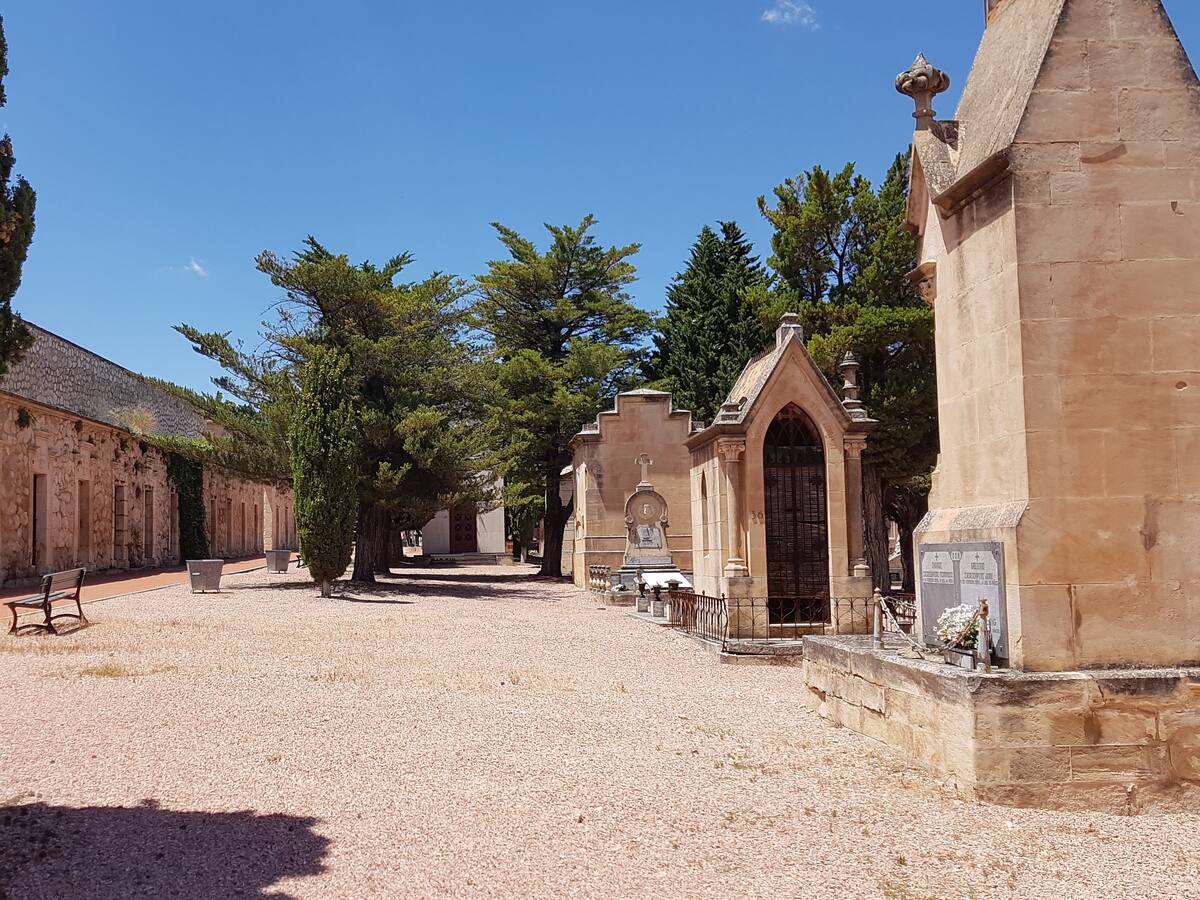 Acuerdo entre la familia de Camilo Sesto y el Ayuntamiento para la cesión de una parcela en el cementerio de Alcoy para el mausoleo del cantante