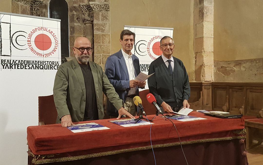 El presidente de la Real Academia de San Quirce, Rafael Cantalejo, junto al coordinador del Congreso Internacional Educación Cultura y Sociedad, José Luis Mora - derecha - y Juan Luis García Hourcade 