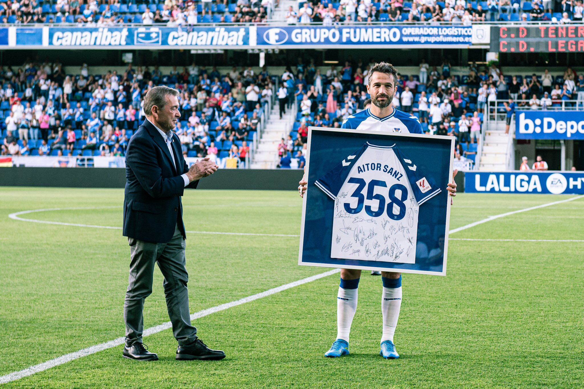 Aitor Sanz recibió una placa conmemorativa firmada por toda la plantilla de manos de Paulino Rivero.