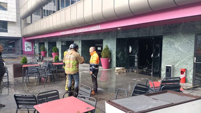 Els bombers finalitzant les tasques d'extinció de l'incendi declarat la passada nit al Centre cultural lauredià.