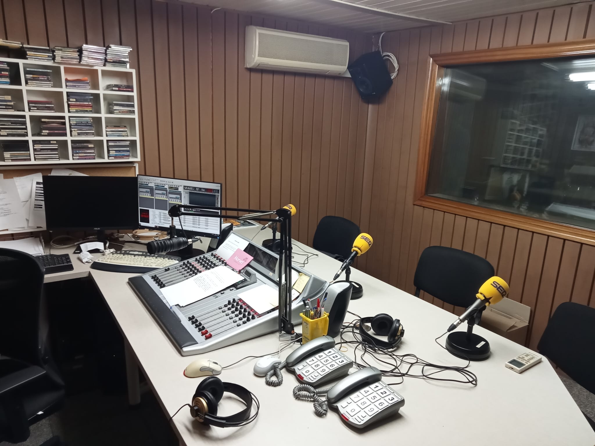 Uno de los estudios de Radio Villena SER