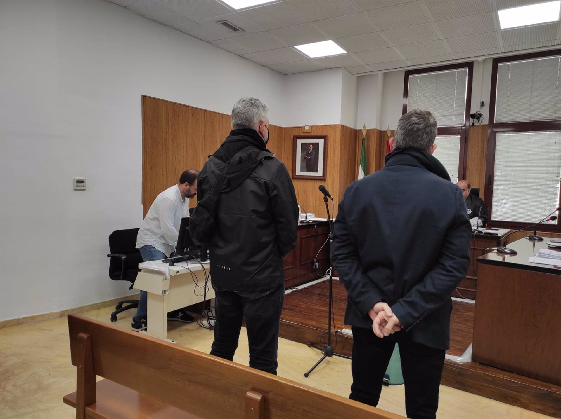 Los dos policías durante el juicio