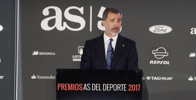 El rey don Felipe pronuncia unas palabras durante la celebración del 50 aniversario del diario deportivo AS