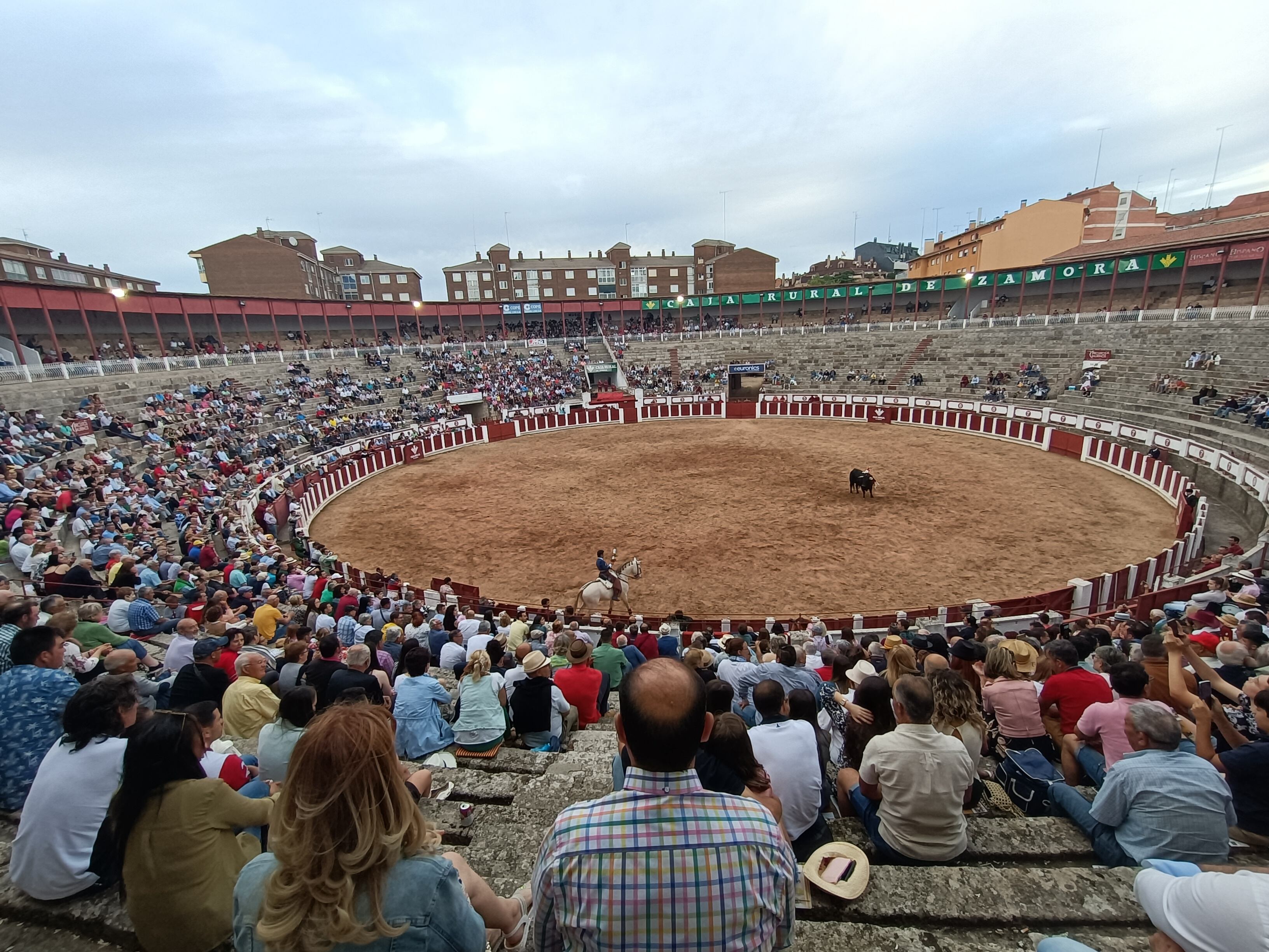 Vista panorámica de la Plaza de Toros de Zamora durante un festejo de rejones