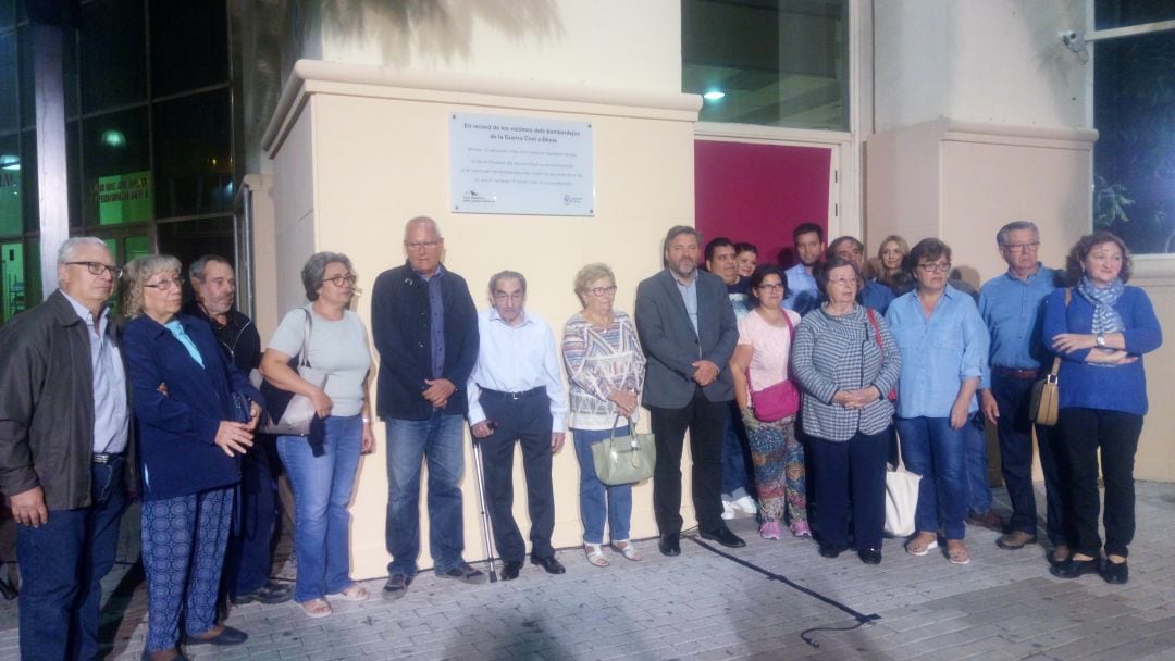 Foto de familia durante el acto de homenaje a las víctimas de los bombardeos de la Guerra Civil española en Dénia. 