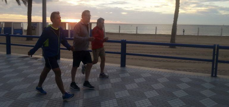 GRA004. ALICANTE, 24/10/2015.- El presidente del Gobierno y candidato del PP a las generales, Mariano Rajoy (c), junto al vicesecretario de Organización del PP, Fernando Martínez-Maíllo (i), en una caminata a primera hora de la mañana por el paseo marítimo de Alicante. Rajoy participa hoy, en la localidad alicantina de Finestrat, en el último acto de partido antes de convocar el próximo lunes las elecciones generales del 20 de diciembre. EFE/Antonio Martín Sotorrio