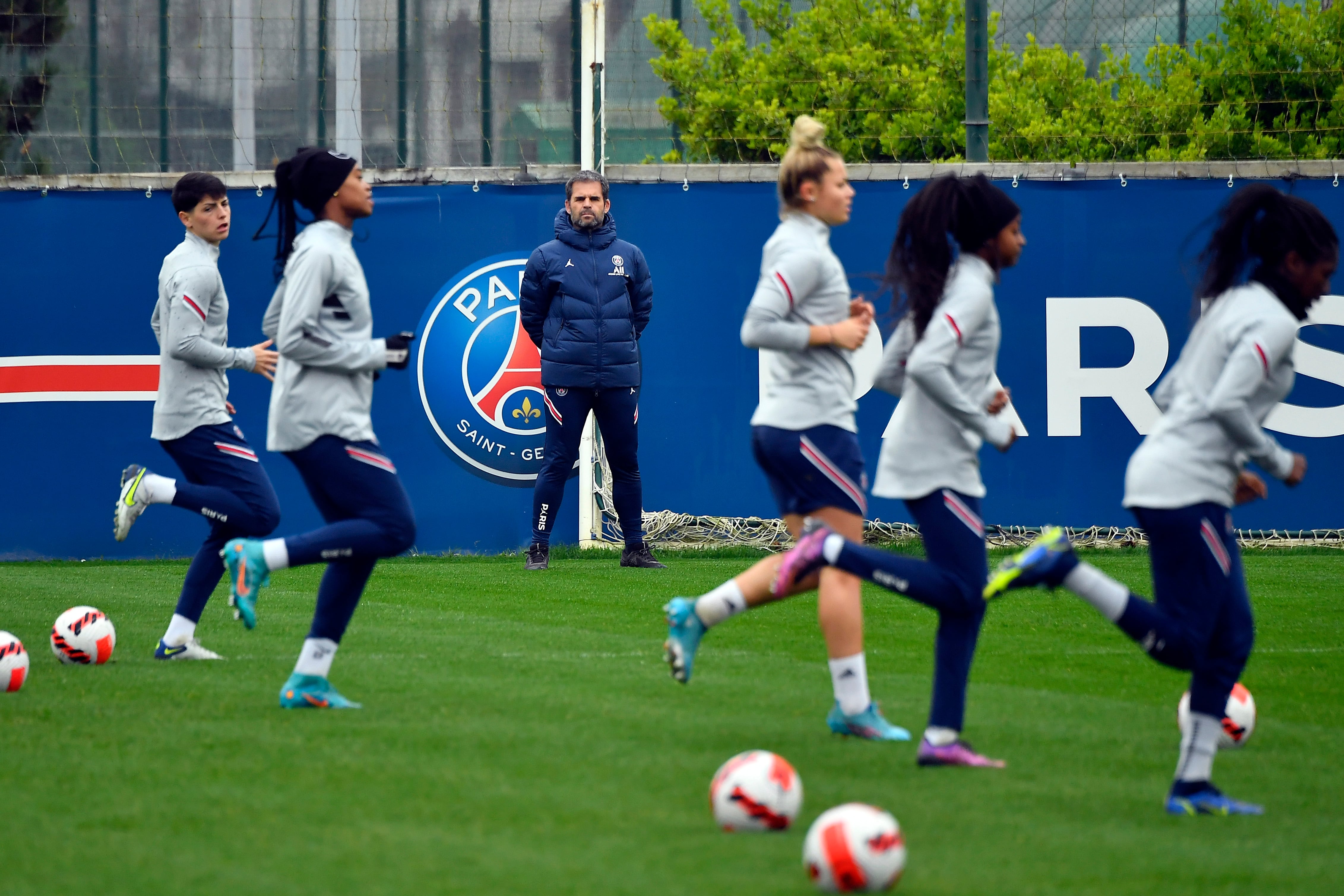 Didier Olle Nicole, durante un entrenamiento del PSG femenino