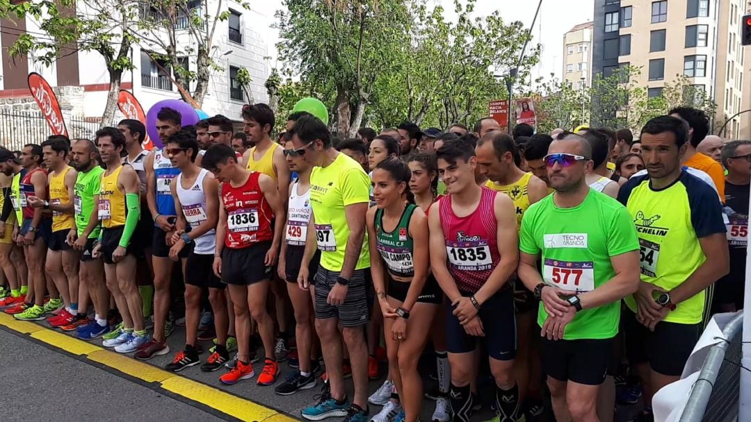 Los participantes en la línea de salida. Javi Guerra -en el centro de blanco- junto a Dani Arce -a la derecha de Guerra-. Lidia Campo -cuarta por la izquierda- fueron protagonistas con sus triunfos.