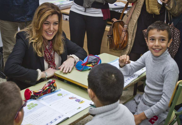 GRA202. GIBRALEÓN (HUELVA), 20/01/2015 - La presidenta de la Junta de Andalucía, Susana Díaz, charla con un grupo de niños durante la inauguración del colegio Público Miguel de Cervantes de Gibraleón (Huelva) donde ha asegurado que no tiene &quot;tiempo para primarias ni nada de eso&quot; ya que está &quot; en los problemas de Andalucía&quot;. EFE / Julián Pérez