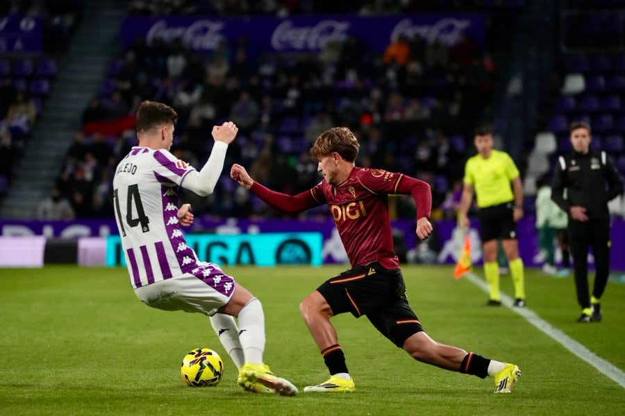 José Antonio de la Rosa frente a Iván Alejo. Foto: Cádiz CF.
