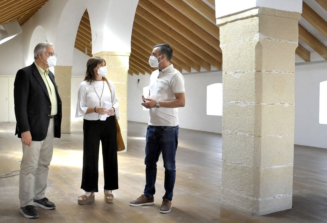 Camas, Álvarez y Díaz durante una visita a las obras de la Nave del Aceite