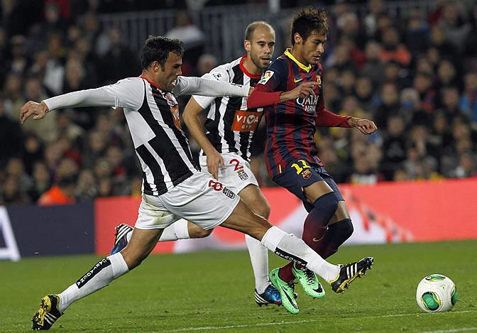 Neymar guía el balón entre la defensa del Cartagena