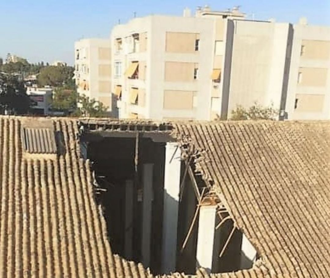 Parte de la techumbre de la antigua bodega de Valdespino derrumbada