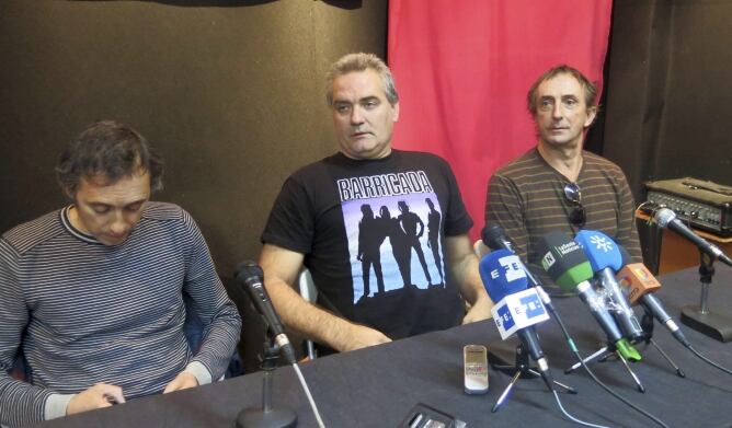 El cantante del grupo sevillano Reincidentes, Fernando Madina, durante la rueda de prensa que ha ofrecido hoy en Madrid tras regresar de Miami