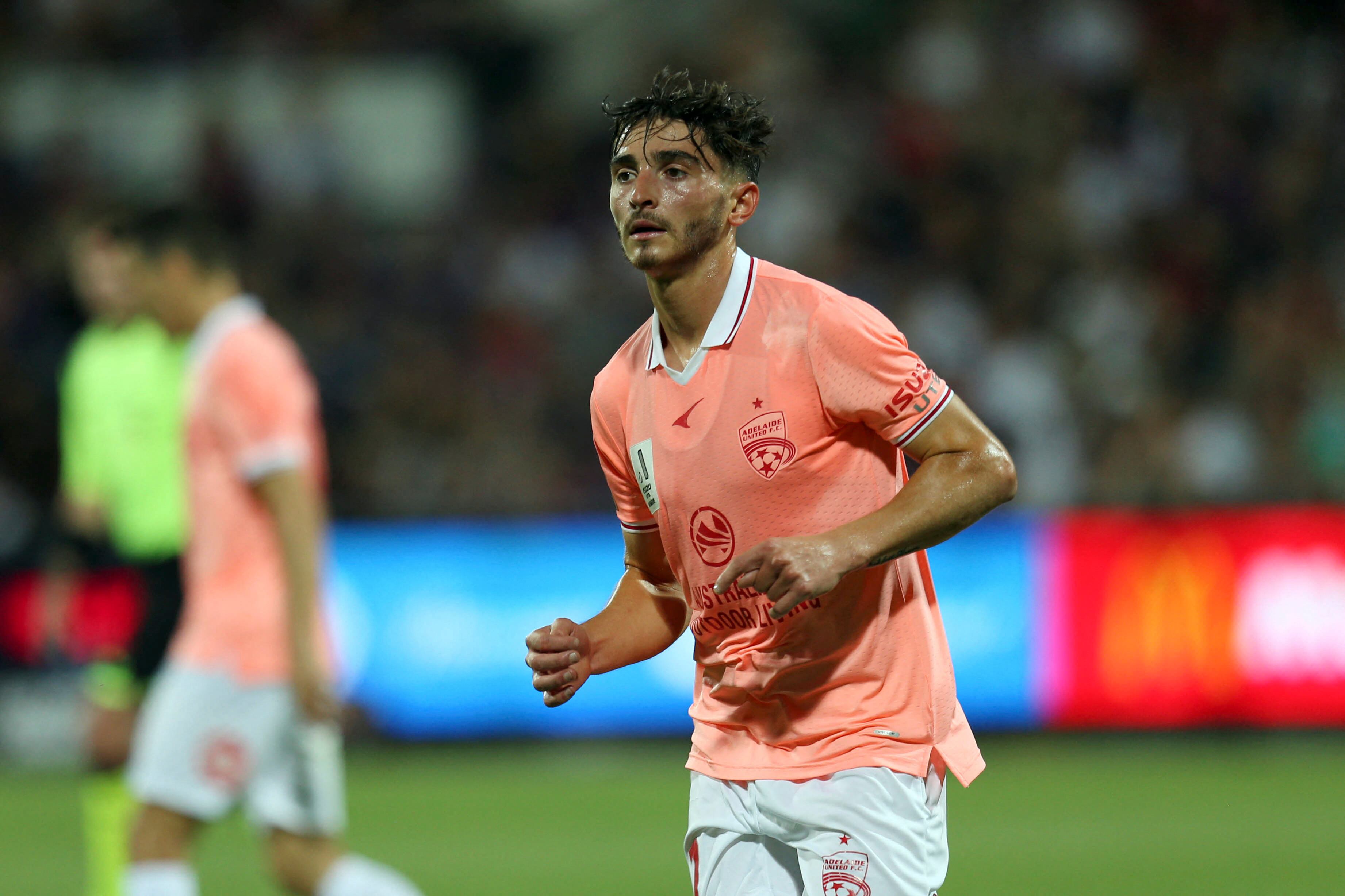 Josh Cavallo durante un partido con el Adelaide United