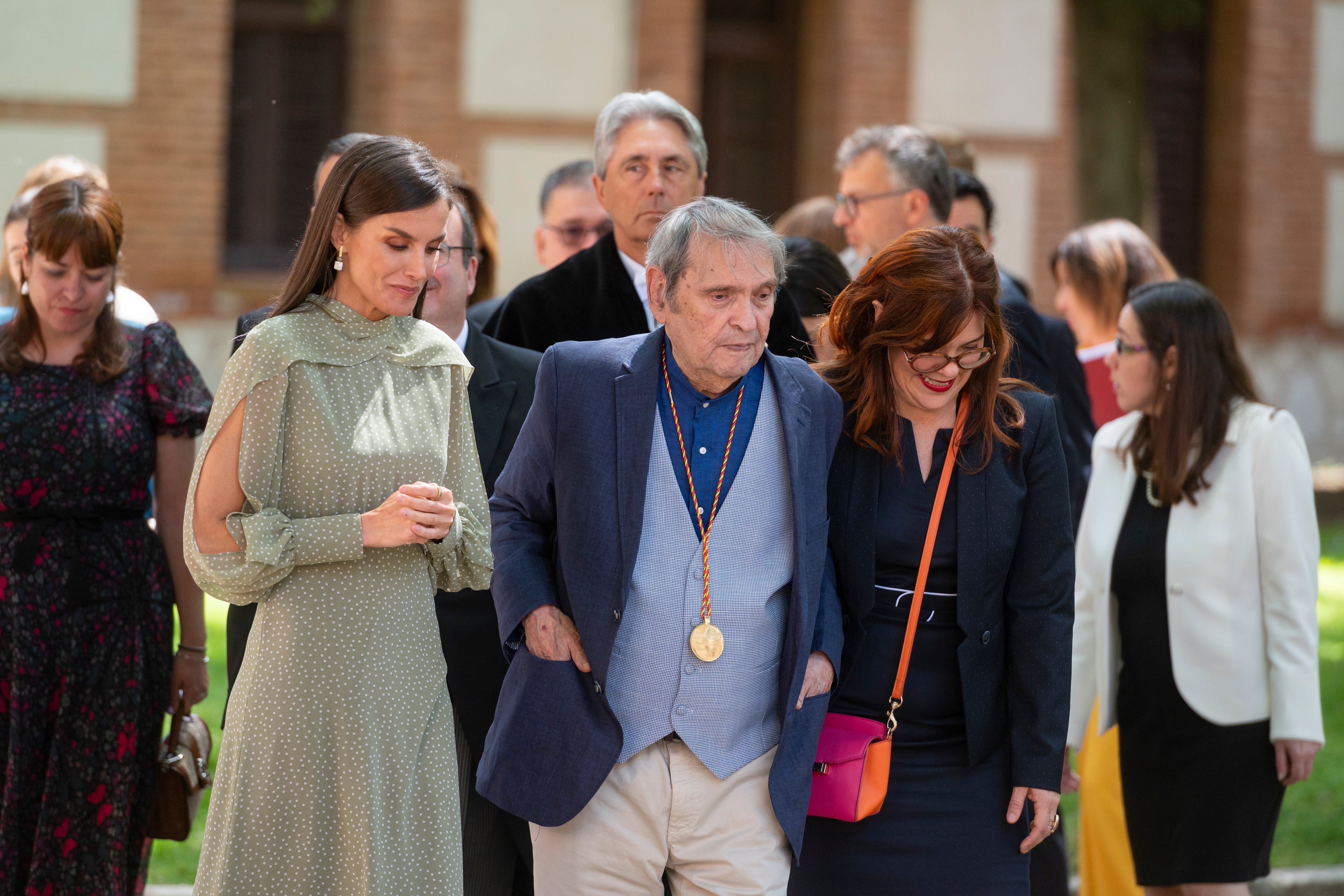 ALCALÁ DE HENARES (MADRID), 24/04/2023.- La reina Letiziajunto al Premio Cervantes 2022, el escritor venezolano Rafael Cadenas (c), tras el acto de entrega del galardón este lunes, en Alcalá de Henares. EFE/FERNANDO VILLAR
