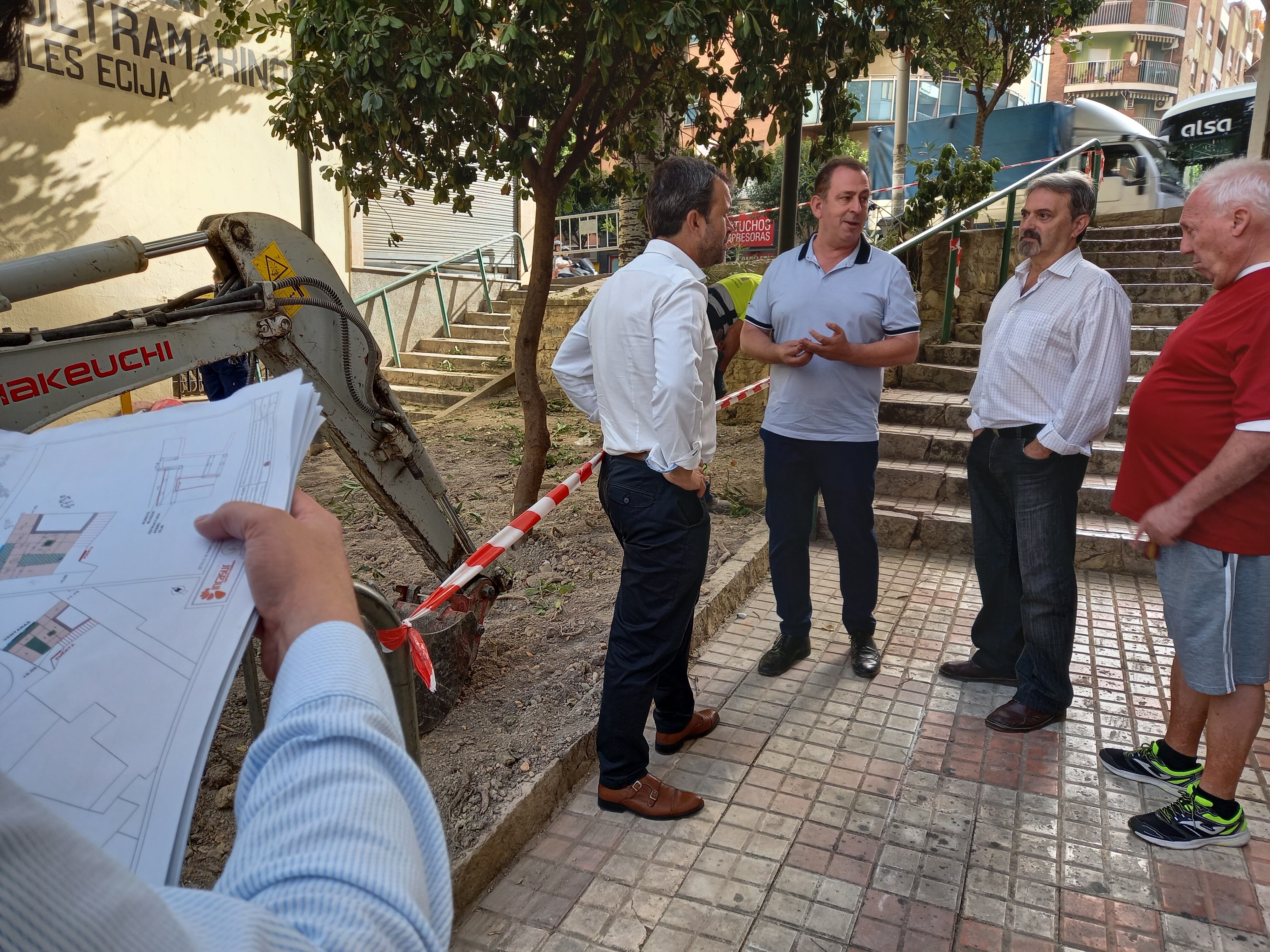 El alcalde de Jaén, Julio Millán, y el concejal de Mantenimiento Urbano, Javier Padorno, visitan las obras en la calle Pintor Zabaleta junto a vecinos de la zona.