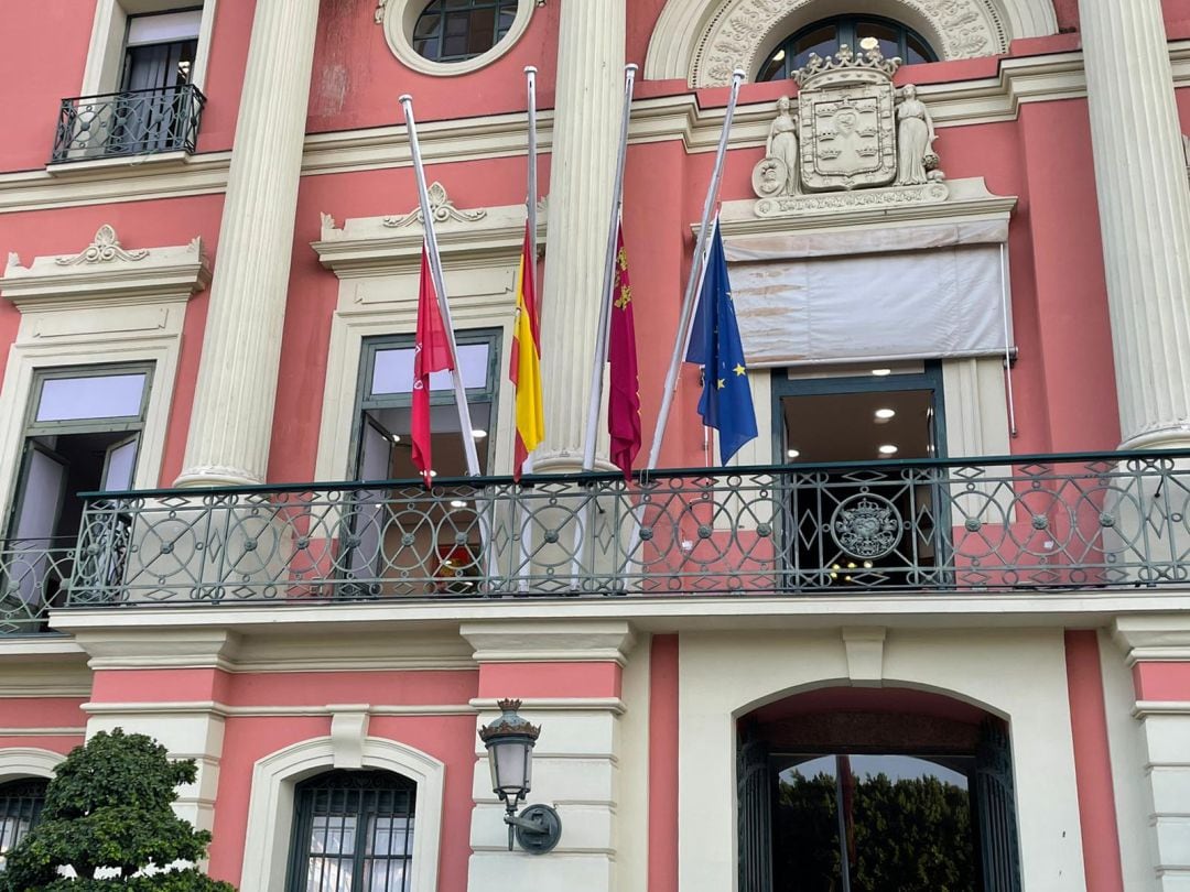 Las banderas del Ayuntamiento de Murcia ondean a media asta en señal de luto por las dos pequeñas fallecidas de forma trágica